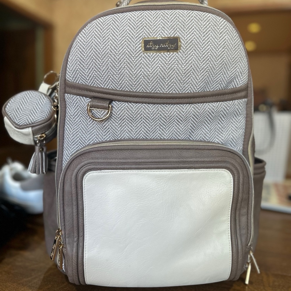 EUC Itzy Ritzy Boss Plus Diaper Bag Vanilla Latte